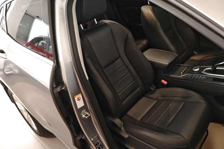 Used Wey VV5 2019 1.5T Two-Wheel Drive Color Pioneer
