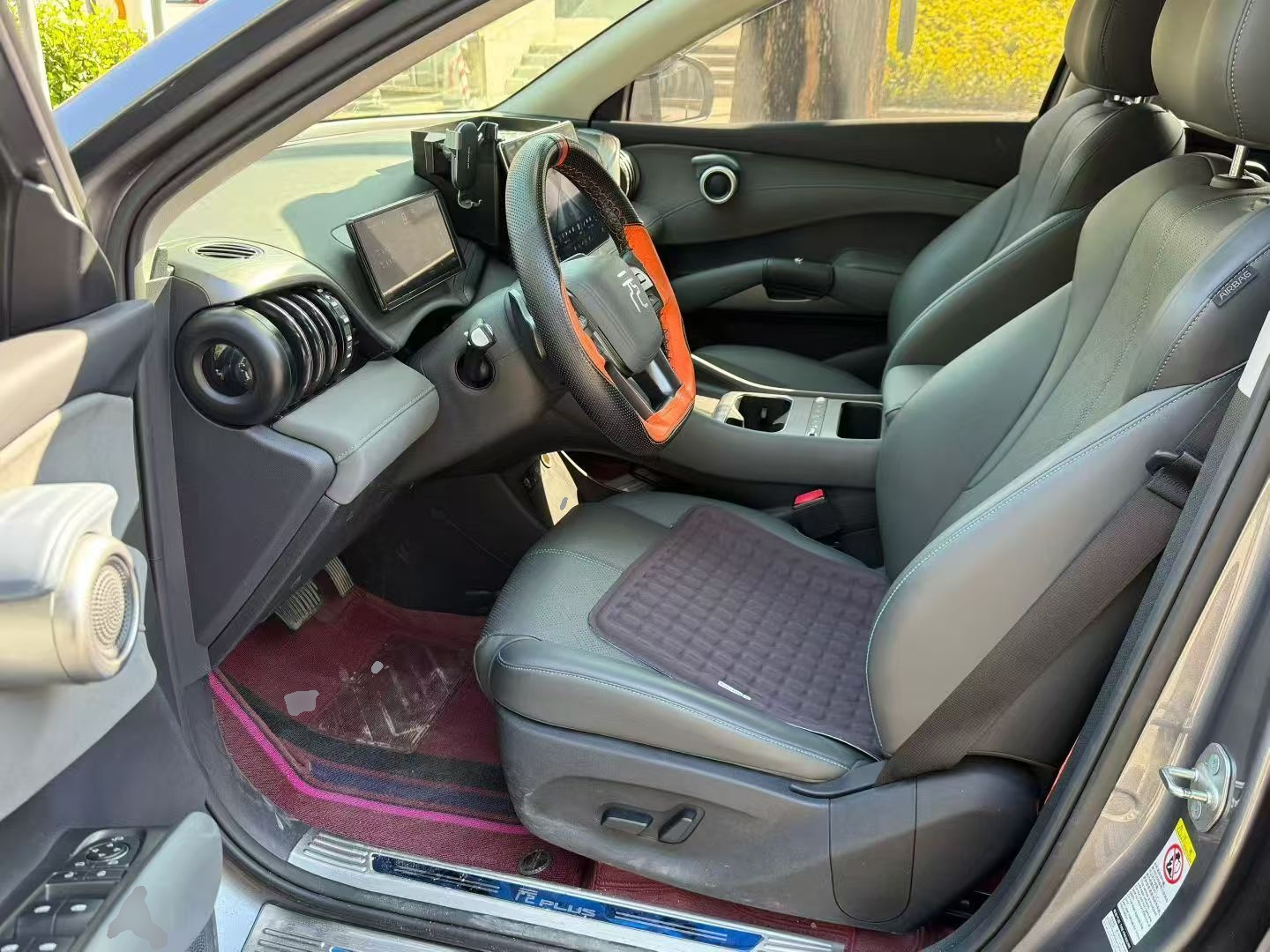 Переднее сиденье в автомобиле