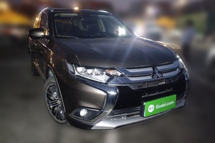 Used Mitsubishi Outlander 2018 2.4L 4x4 Elite Edition 5 Seats Front Right 45 Deg