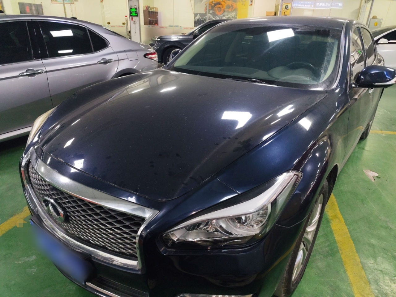 تحت مقدمة السيارة