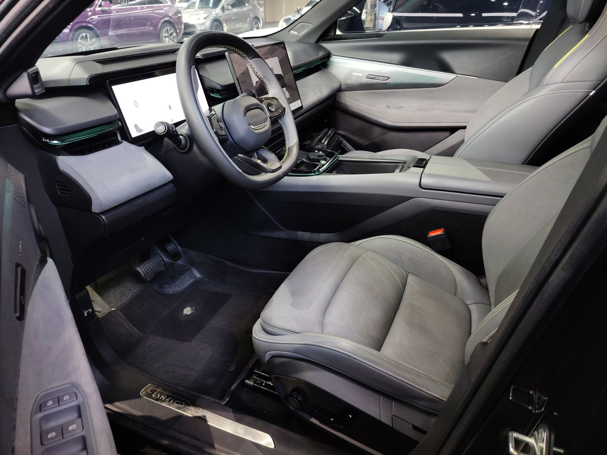 المقاعد الأمامية داخل السيارة