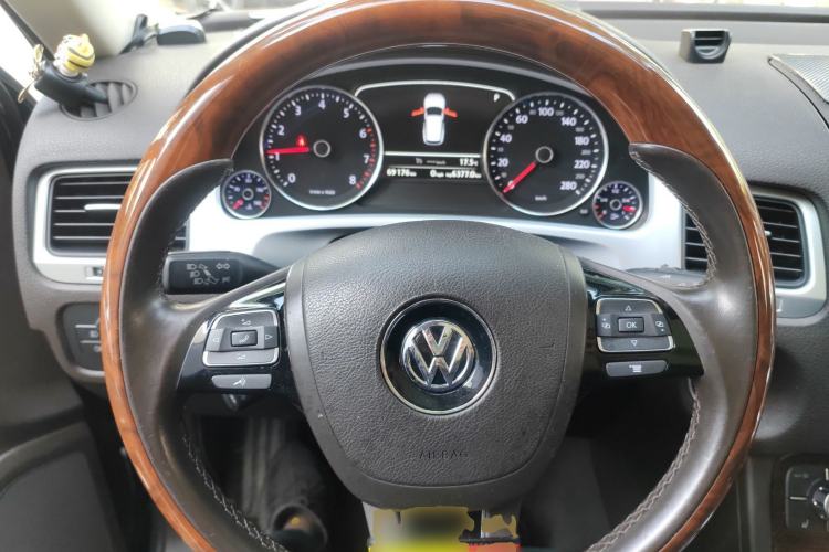 Used Volkswagen Touareg 2011 3.0 TSI High-End Version Steering Wheel