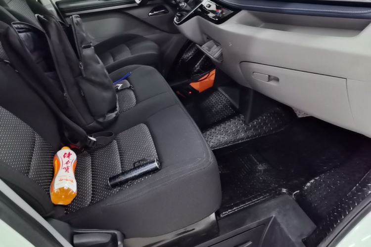 Used SAIC MAXUS Xintu V70 2023 2.0T Elite Edition Manual Transmission Short Wheelbase Low Roof 5/6 Seats (125 hp) Right Front Seat