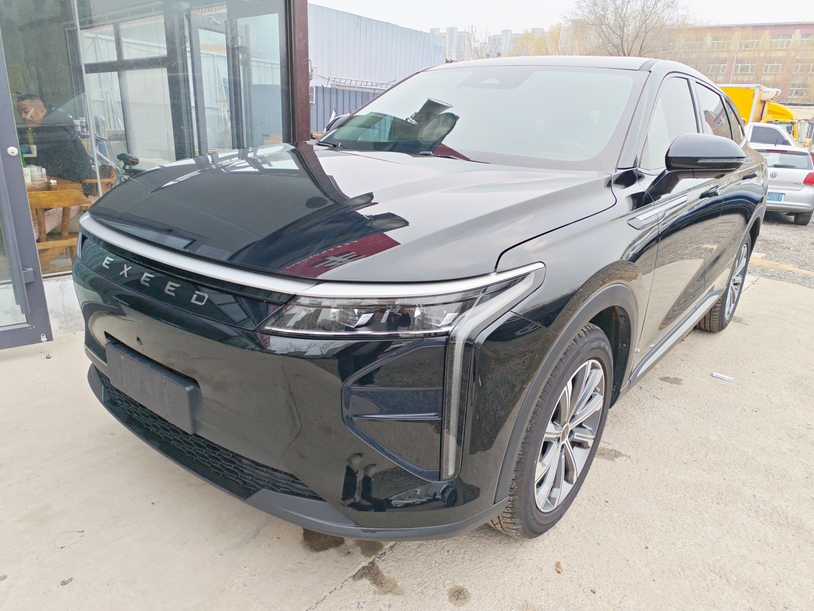 Под передней частью автомобиля