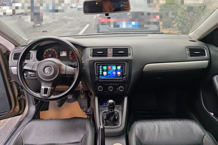 Used Volkswagen Sagitar 2014 1.6L Manual Comfort Model Center Console