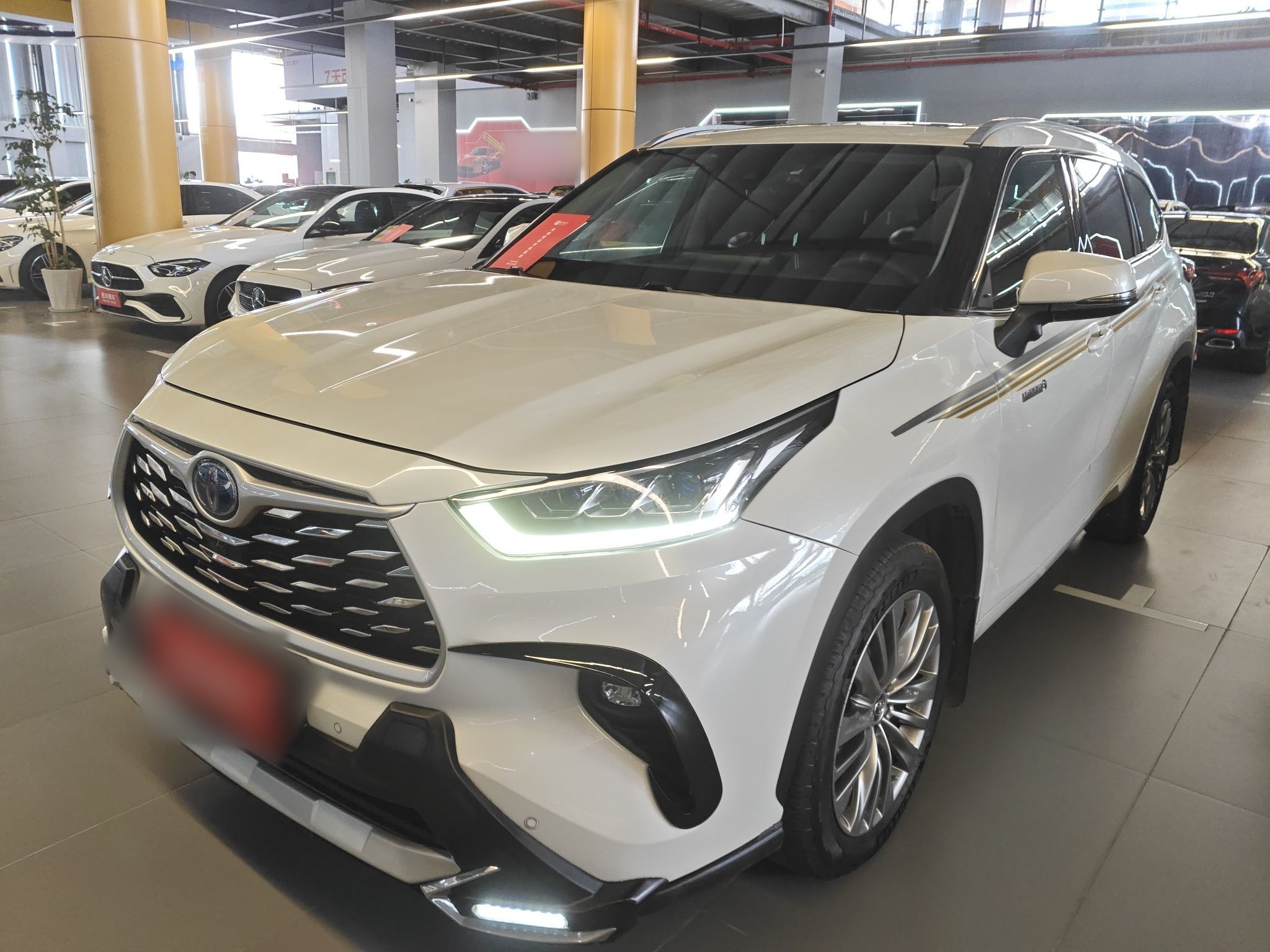 تحت مقدمة السيارة