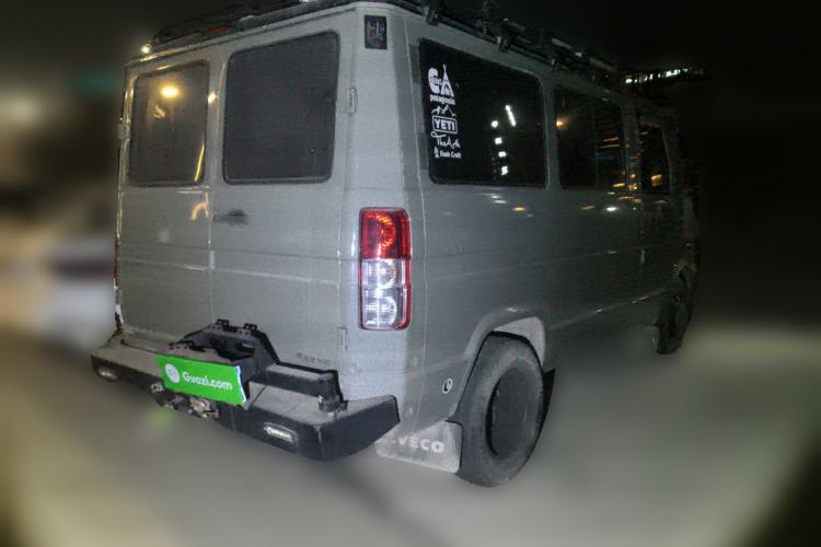 Used Iveco Daily 2020 2.5T A35 Passenger Van with Dual Tires Low Roof 5-9 Seats China V Emission Standard
