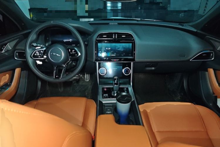 Used Jaguar XEL 2025 2.0T 250 PS R-DYNAMIC 90th Anniversary Edition Center Console