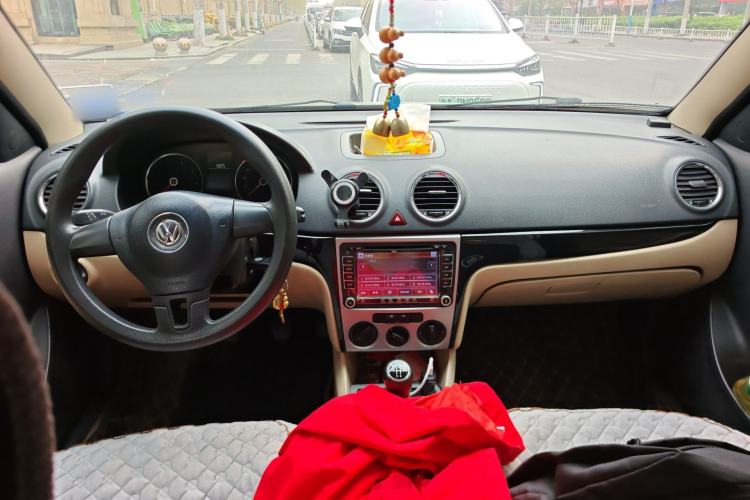 Used Volkswagen Lavida 2013 Classic 1.6L Manual Fashion Edition Center Console