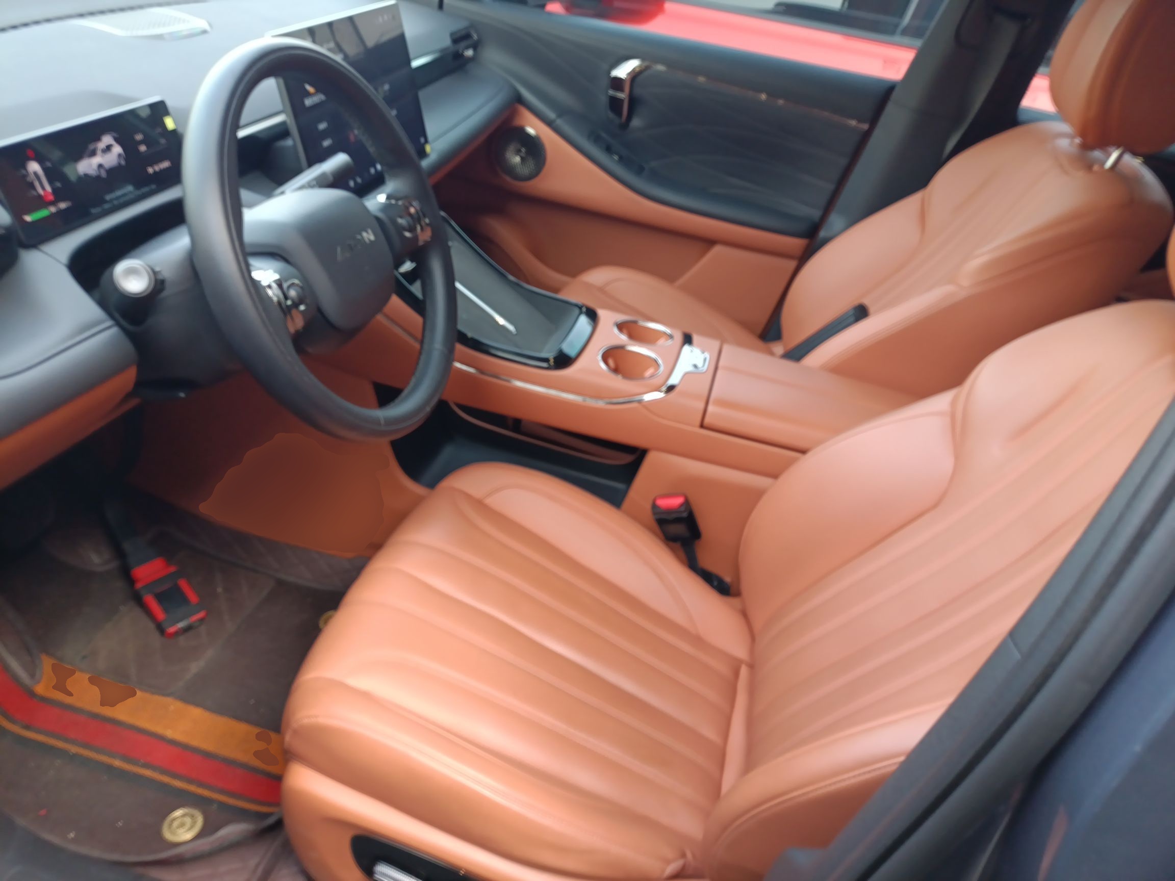 المقاعد الأمامية داخل السيارة