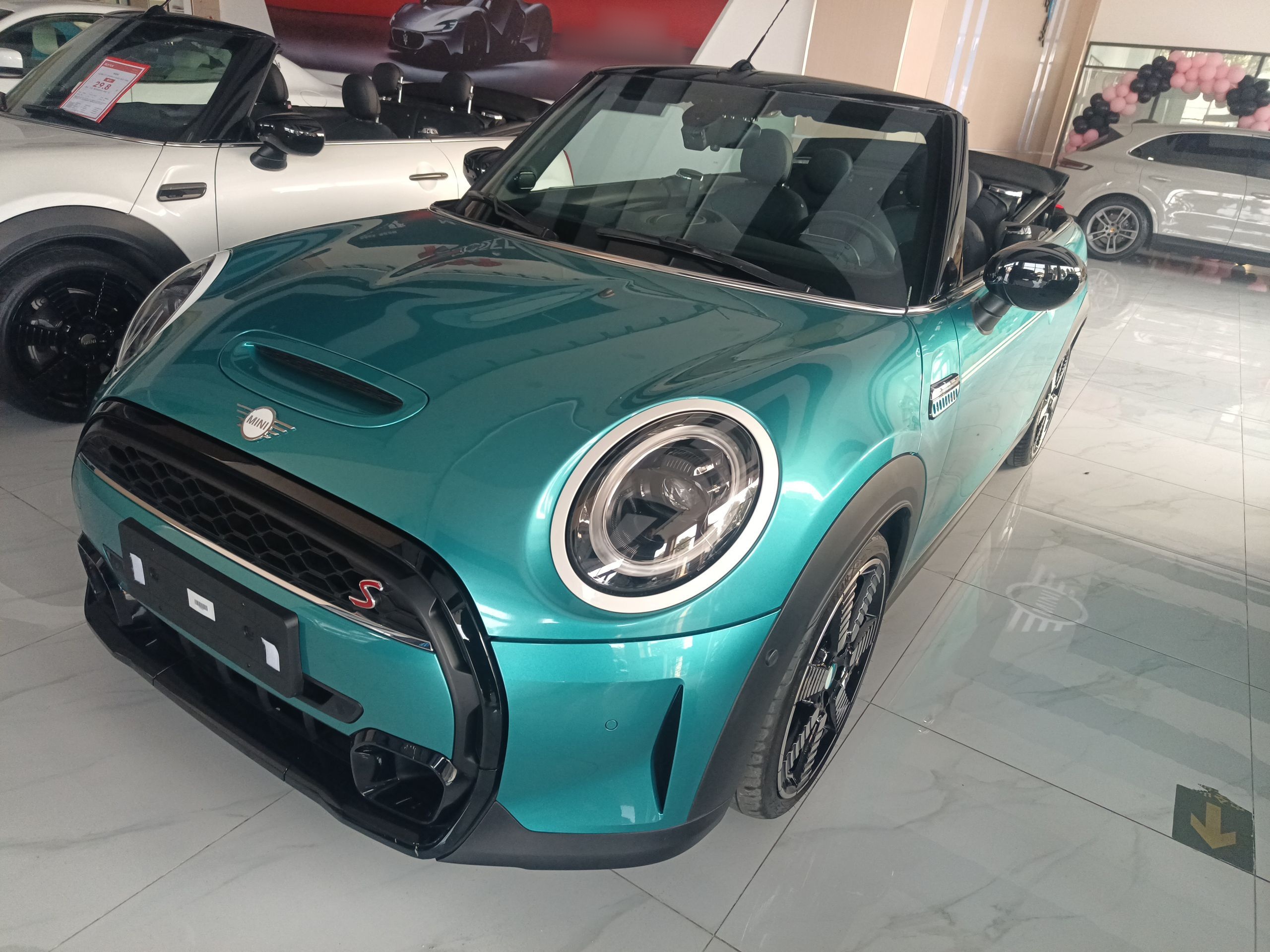 تحت مقدمة السيارة