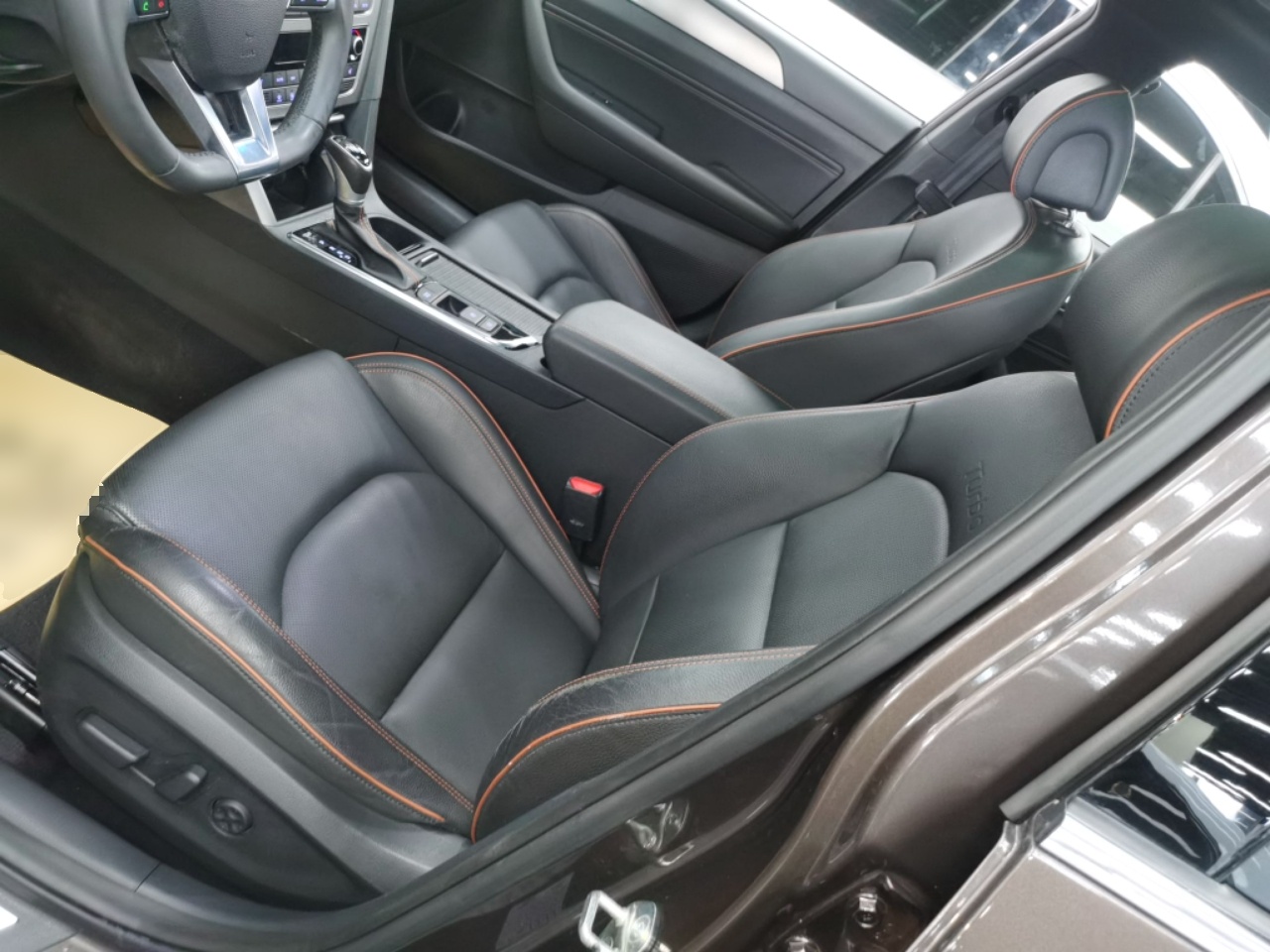 Переднее сиденье в автомобиле