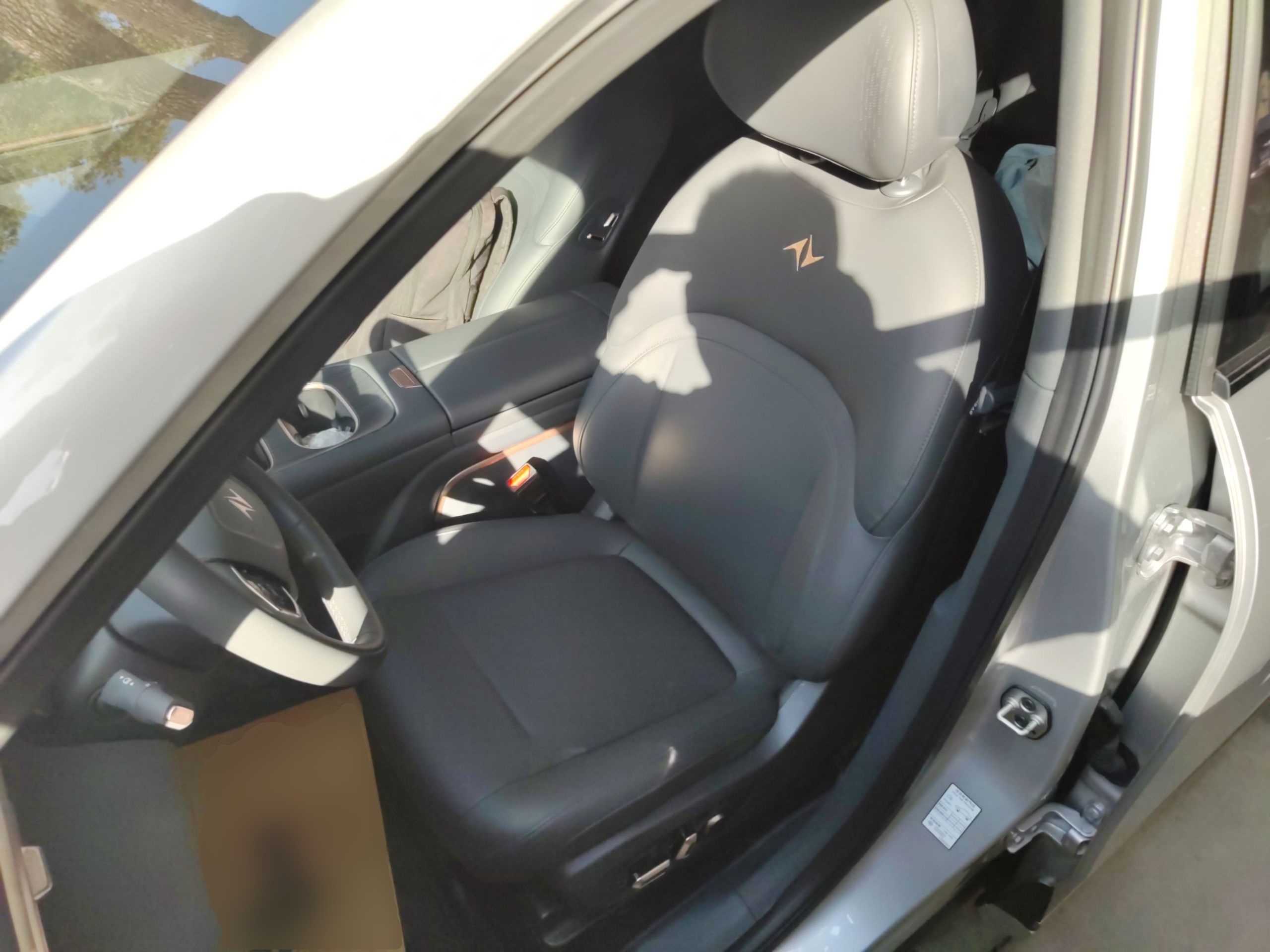 Переднее сиденье в автомобиле