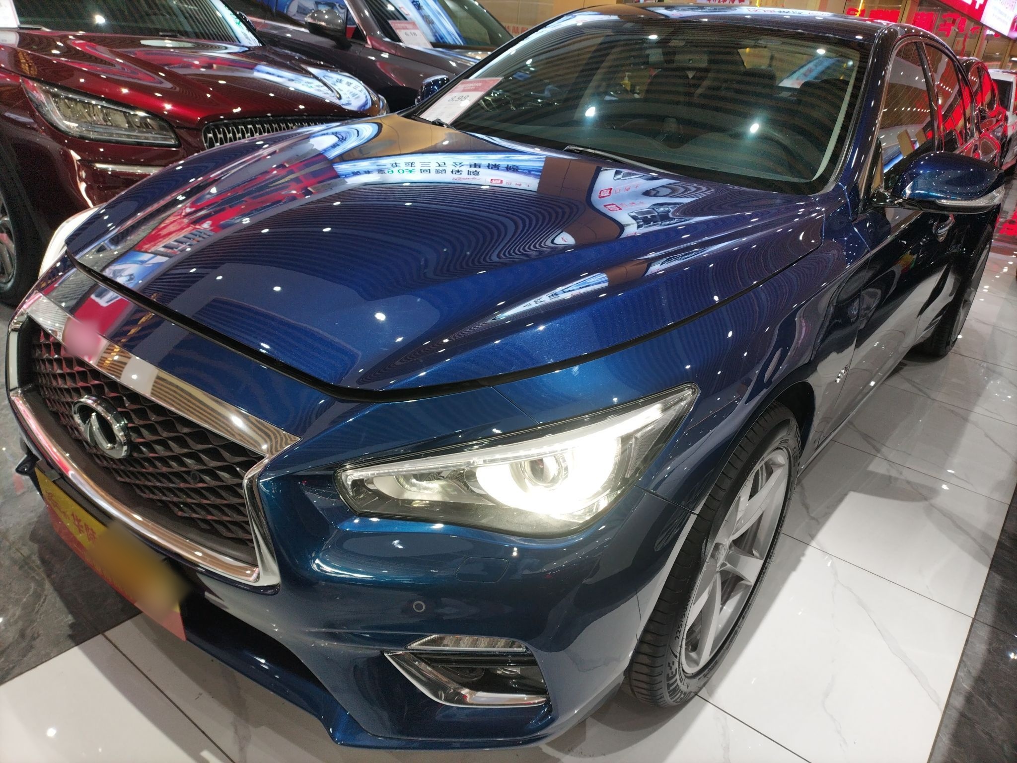 تحت مقدمة السيارة