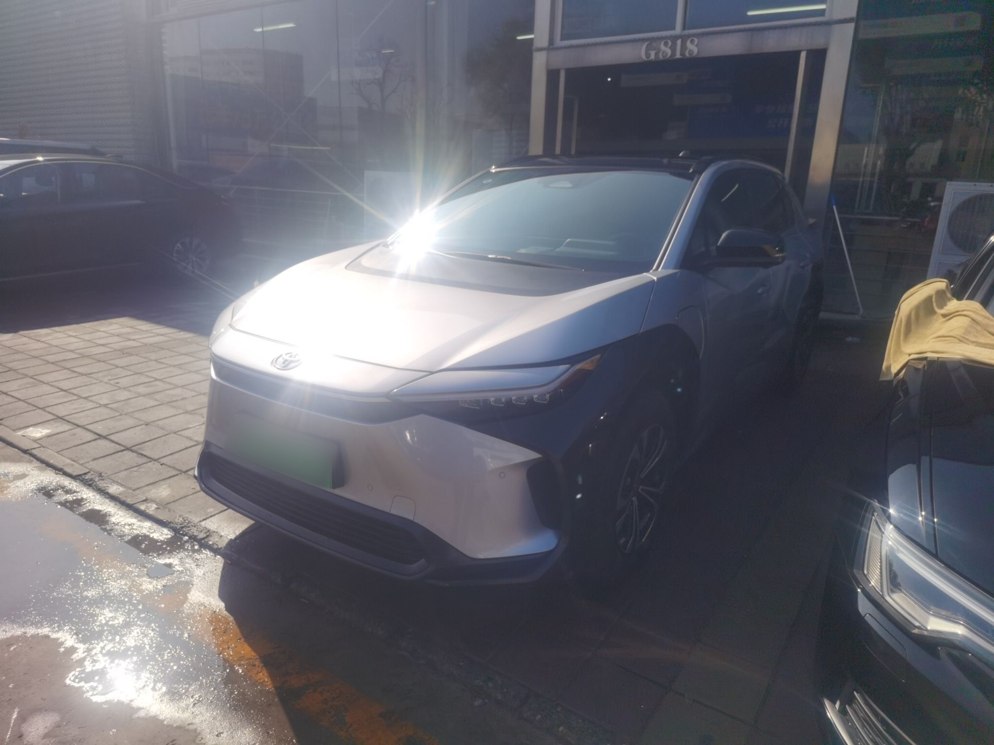 تحت مقدمة السيارة