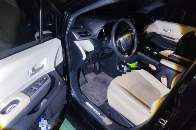 Used Toyota SIENNA 2023 2.5L Hybrid Deluxe Edition Driver Seat