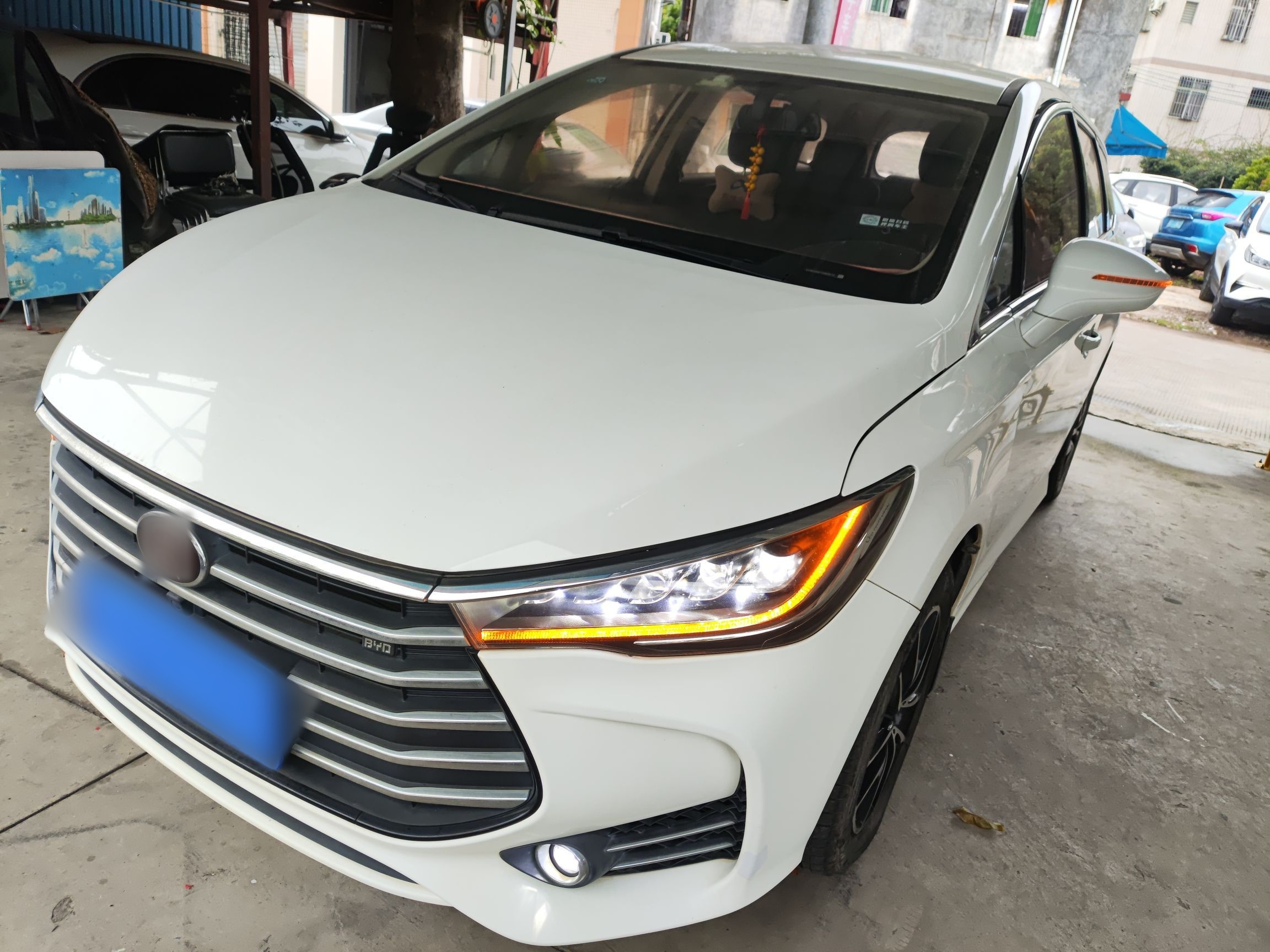 تحت مقدمة السيارة