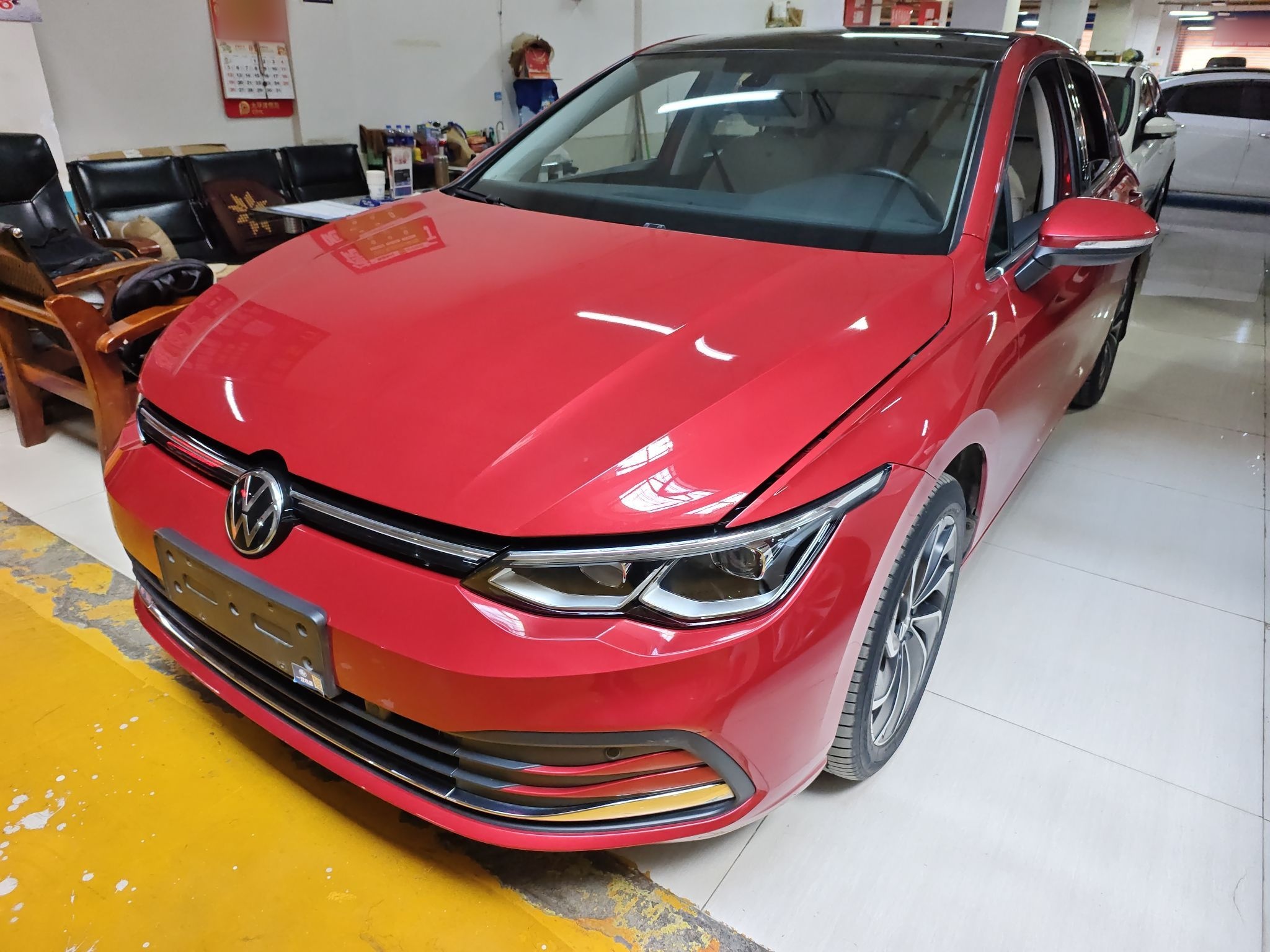 تحت مقدمة السيارة