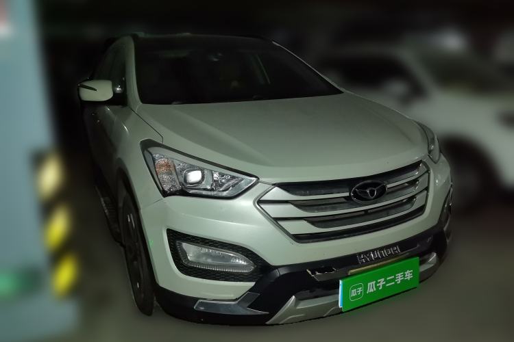 Used Hyundai Santa Fe Classic 2013 3.0L 4x4 Comfort Edition with Navigation 7 Seats Euro IV Front Right 45 Deg