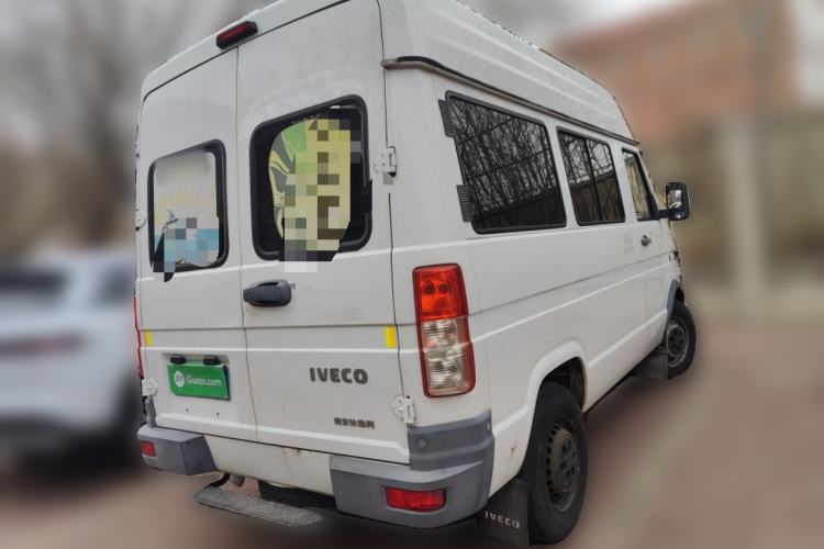 Used Iveco Daily 2017 2.5T A35 Passenger Van 5-7 Seats Model 47Z5
