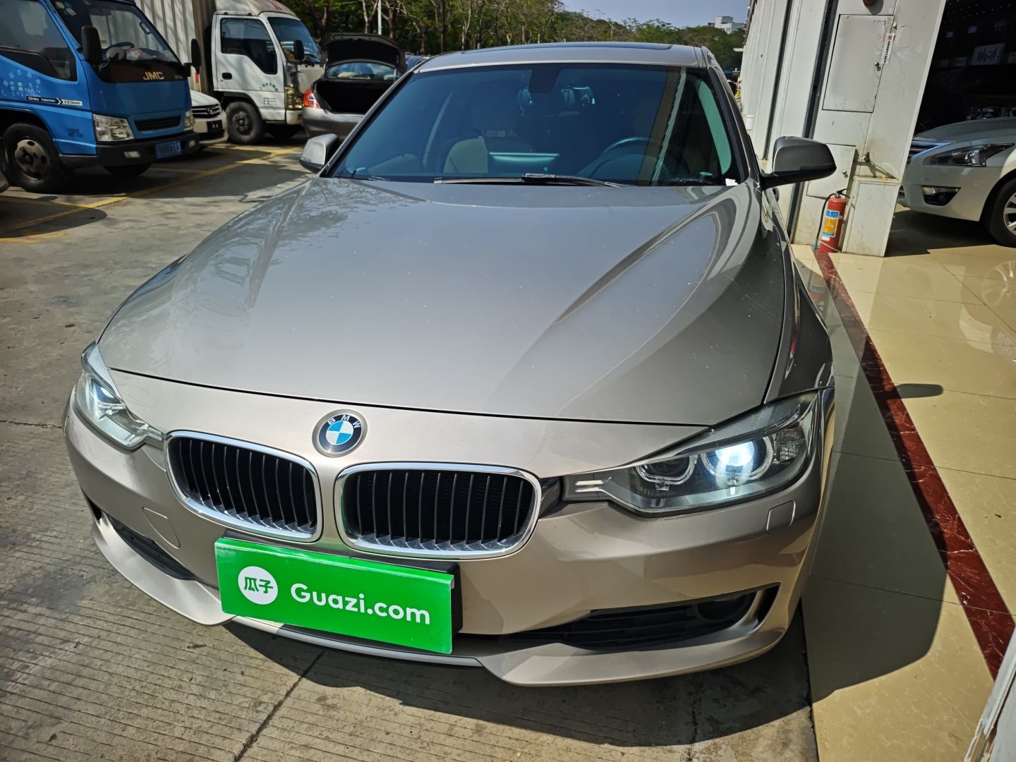 تحت مقدمة السيارة