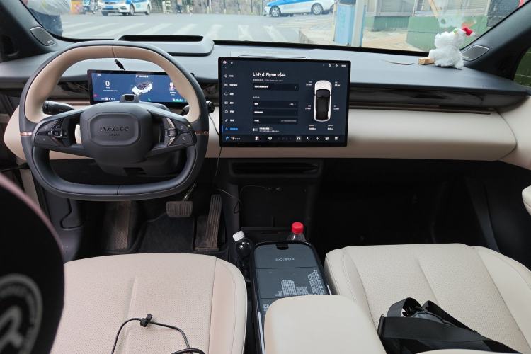 Used Lynk & Co Z20 2025 530 km Range Rear-Wheel Drive Max Center Console