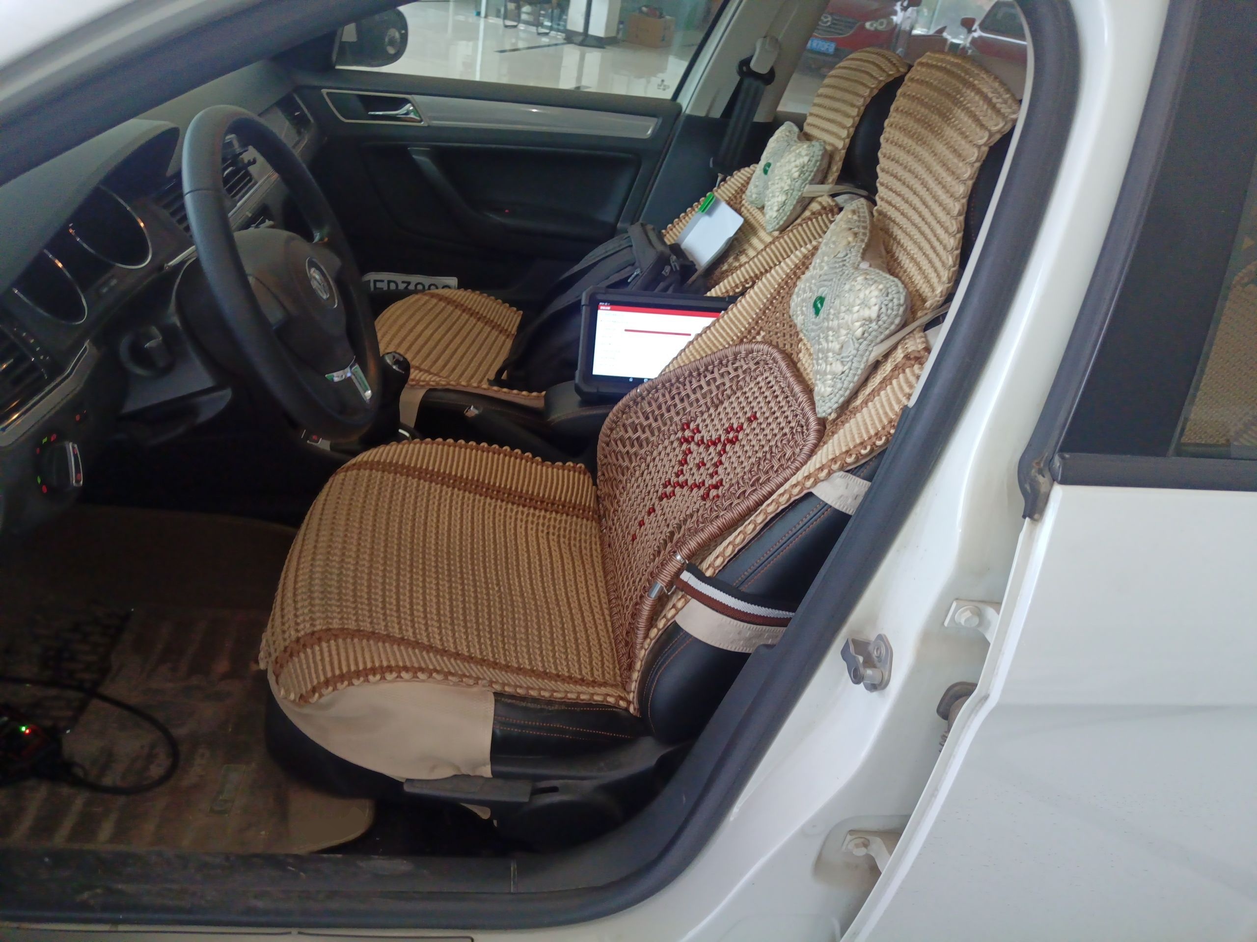 المقاعد الأمامية داخل السيارة