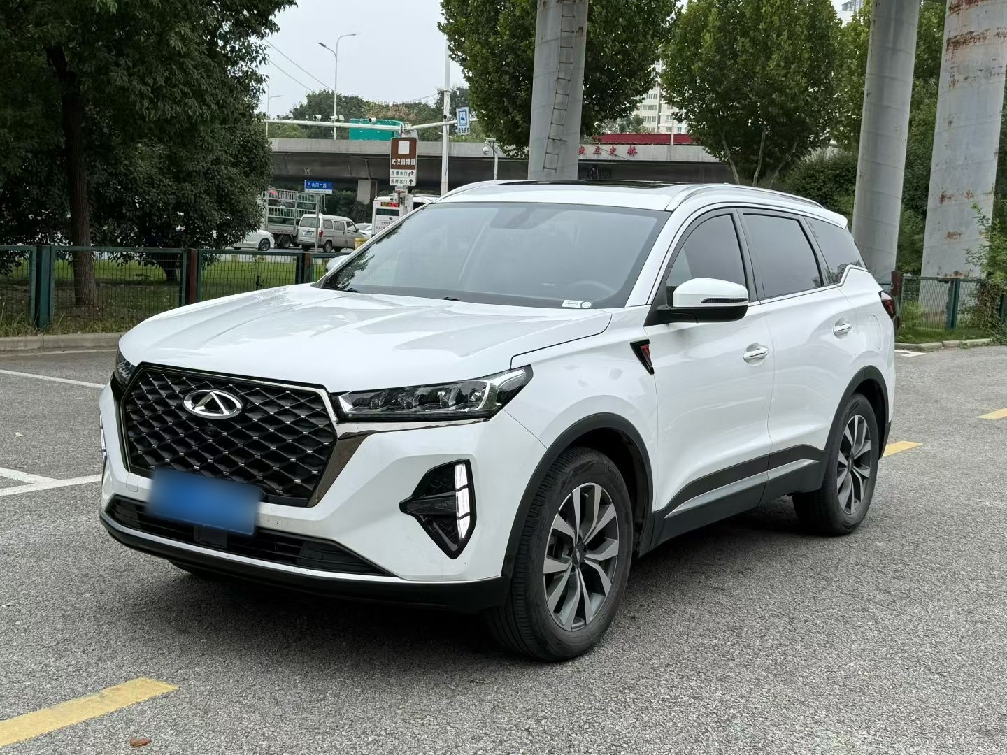 Под передней частью автомобиля