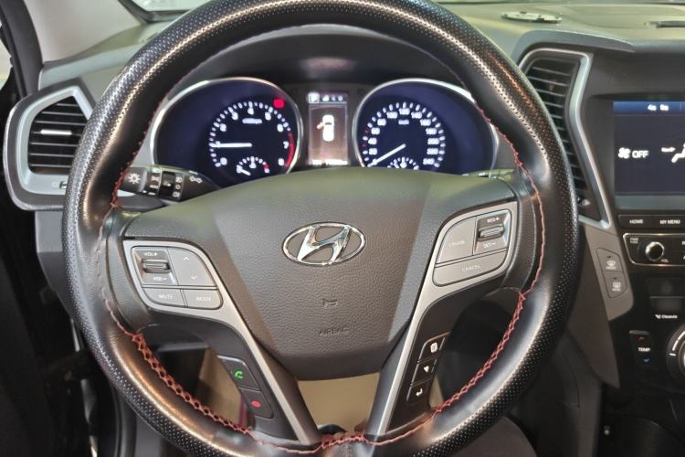 Used Hyundai Santa Fe 2017 2.4L Automatic Two-Wheel Drive Smart Version 5 Seats Steering Wheel