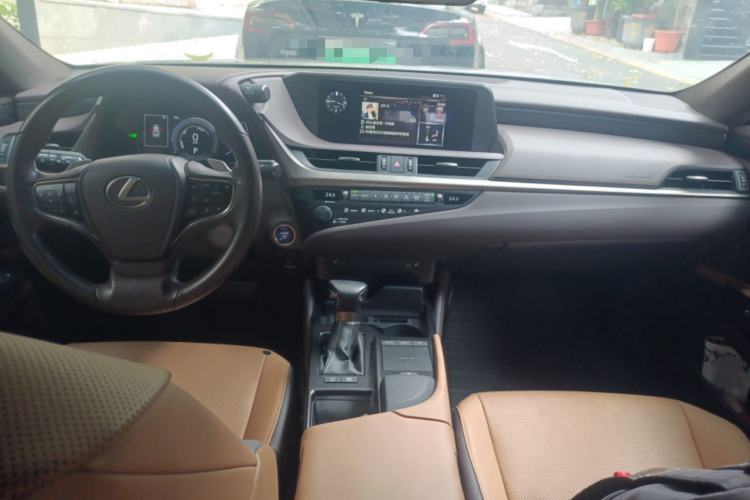 Used Lexus ES 2020 300h Premier Edition