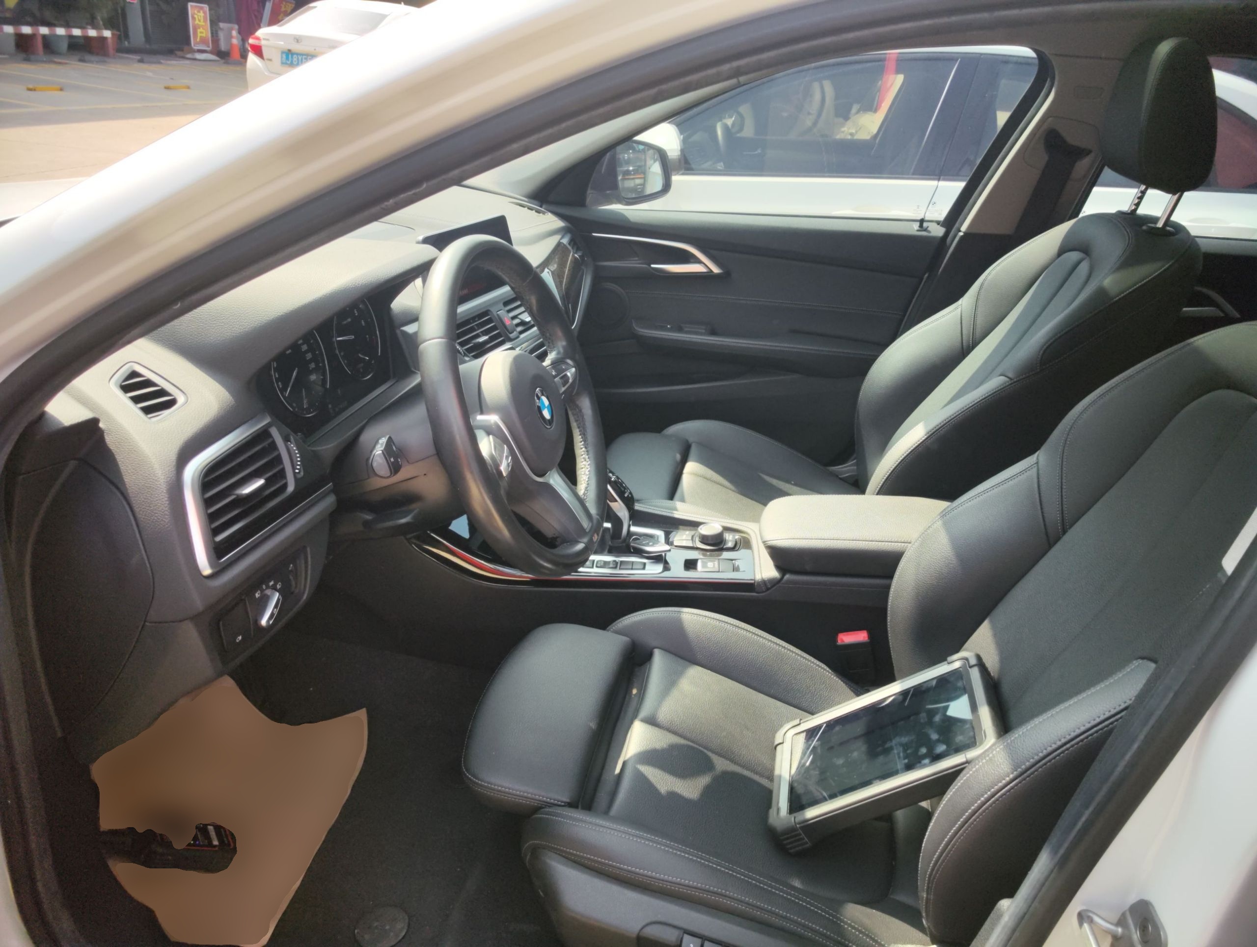 Переднее сиденье в автомобиле