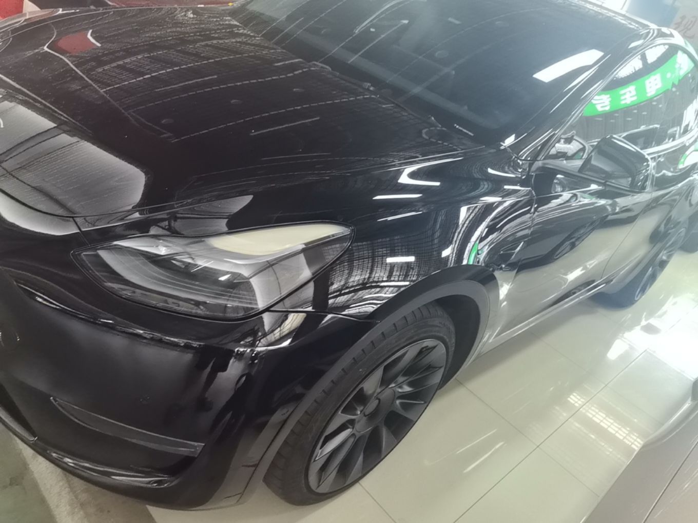 Под передней частью автомобиля