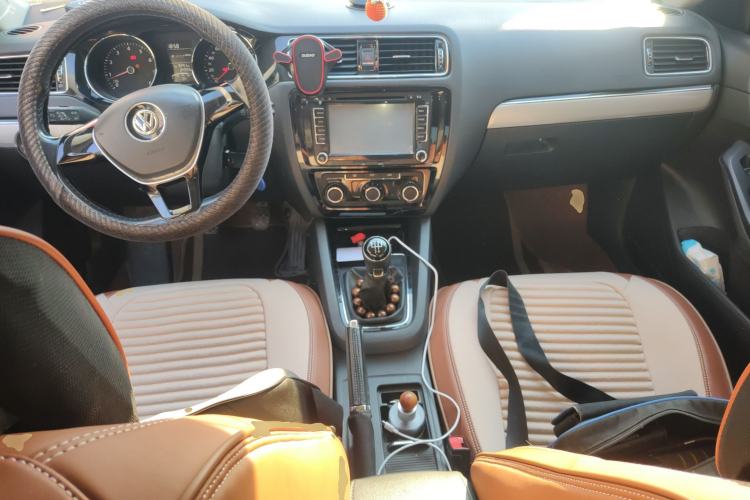 Used Volkswagen Sagitar 2015 1.6L Manual Comfort Model Center Console