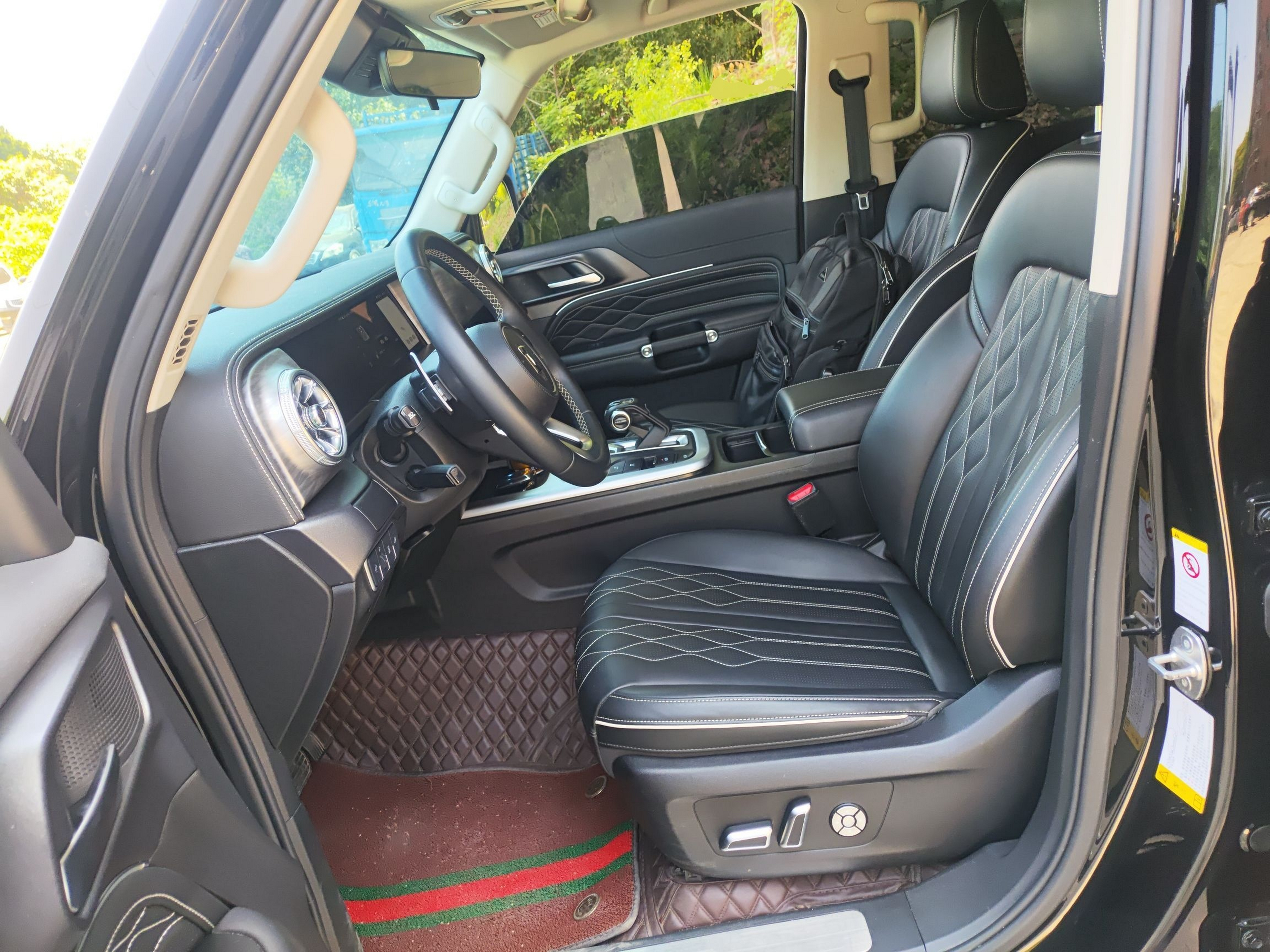 المقاعد الأمامية داخل السيارة