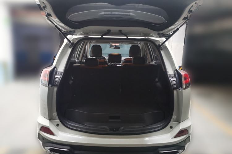 Used Toyota RAV4 2019 2.0L CVT Two-Wheel Drive Luxury Version China VI Standard Trunk