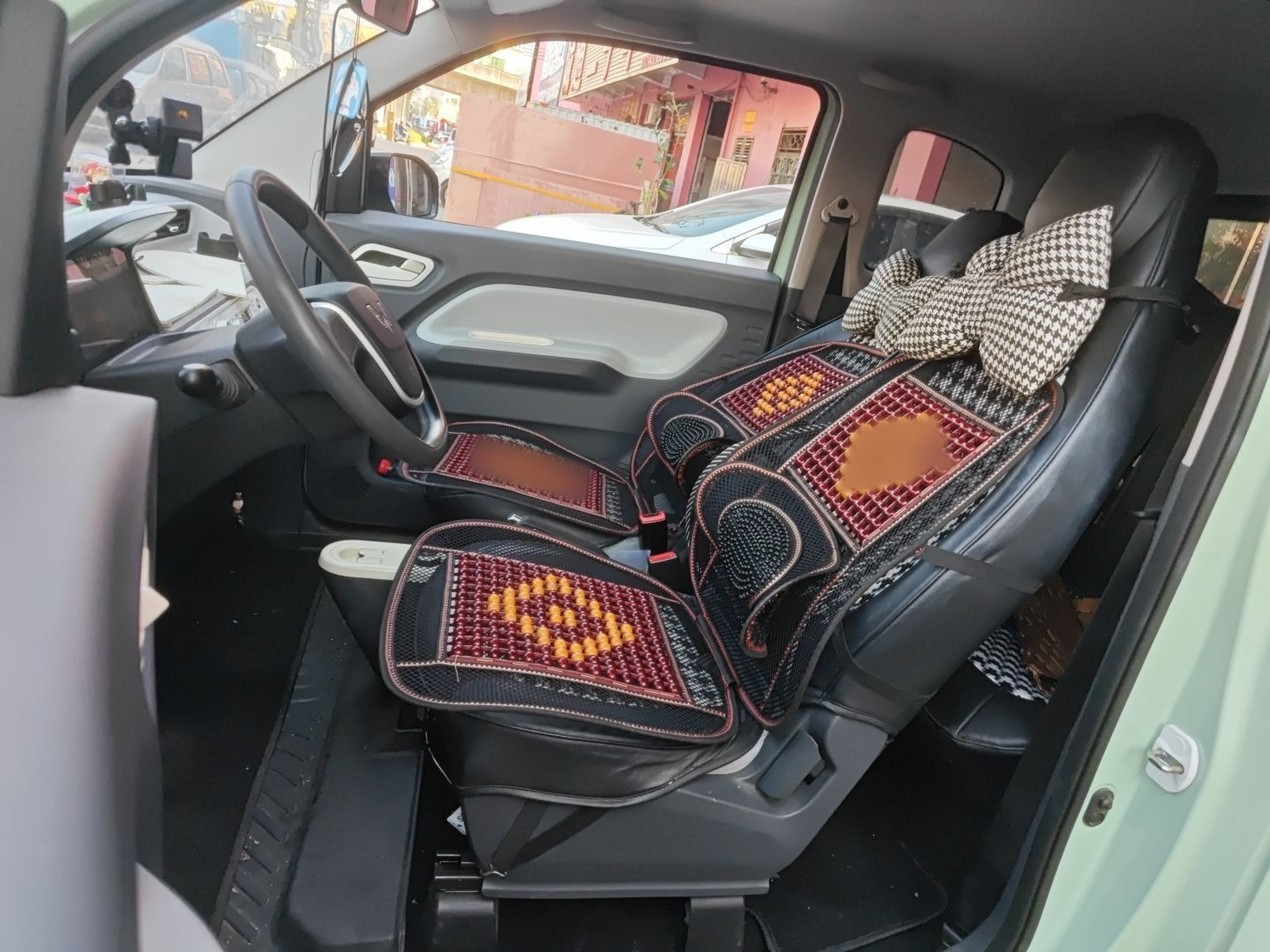 المقاعد الأمامية داخل السيارة