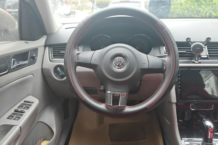 Used Volkswagen Bora 2014 1.6L Automatic Fashion Model Steering Wheel
