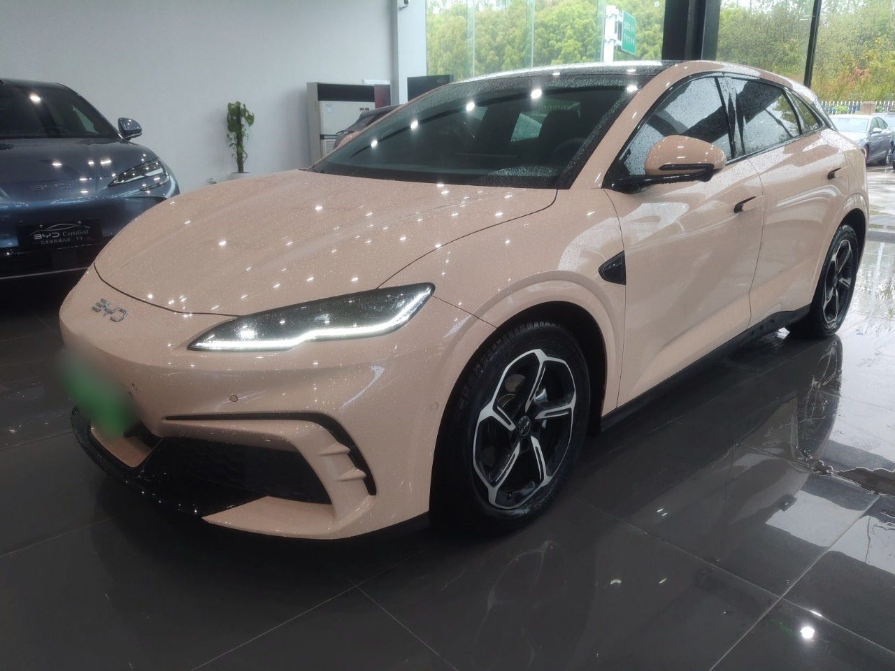 Под передней частью автомобиля