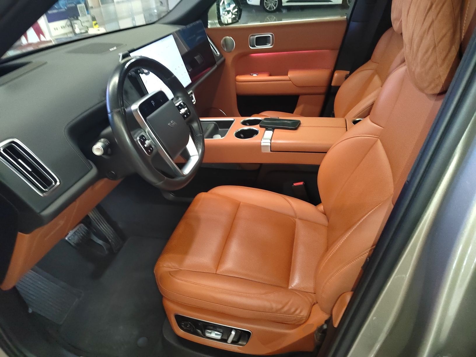 المقاعد الأمامية داخل السيارة