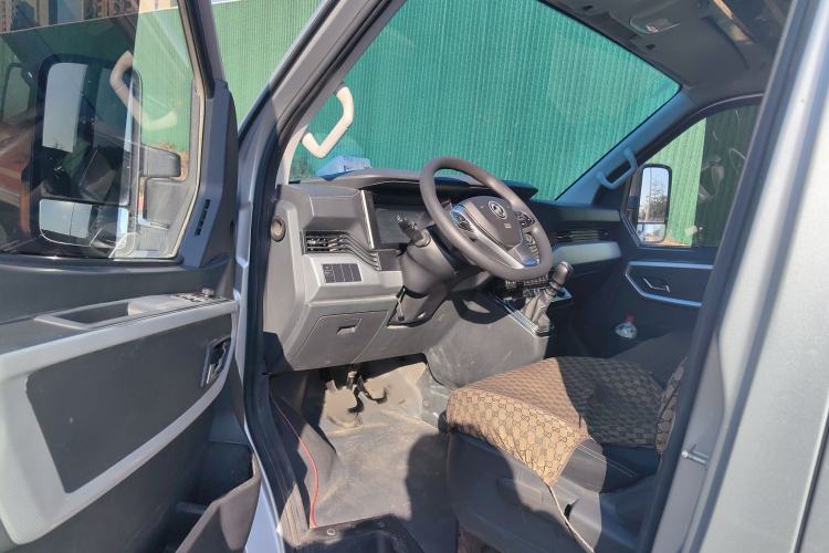 Used Dongfeng Yufeng Yufeng 2023 V9+ 2.3T Manual Front-Drive Van Long Wheelbase High Roof 3-Seater
