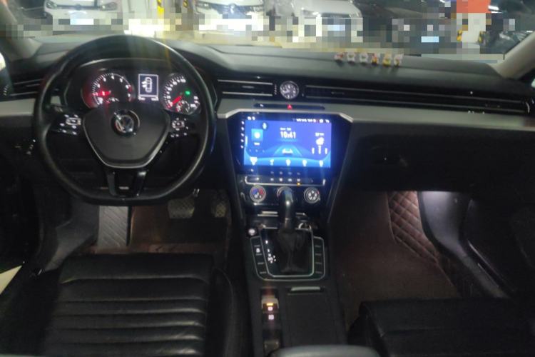 Used Volkswagen Magotan 2019 330TSI DSG Leading Model China VI Standard Center Console