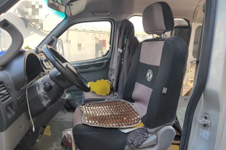 Used Dongfeng Yufeng 2018 2.3TA100 Standard Edition Logistics Vehicle Short Wheelbase Mid-Roof Design 5-9 Seater Powered by WP2.3
