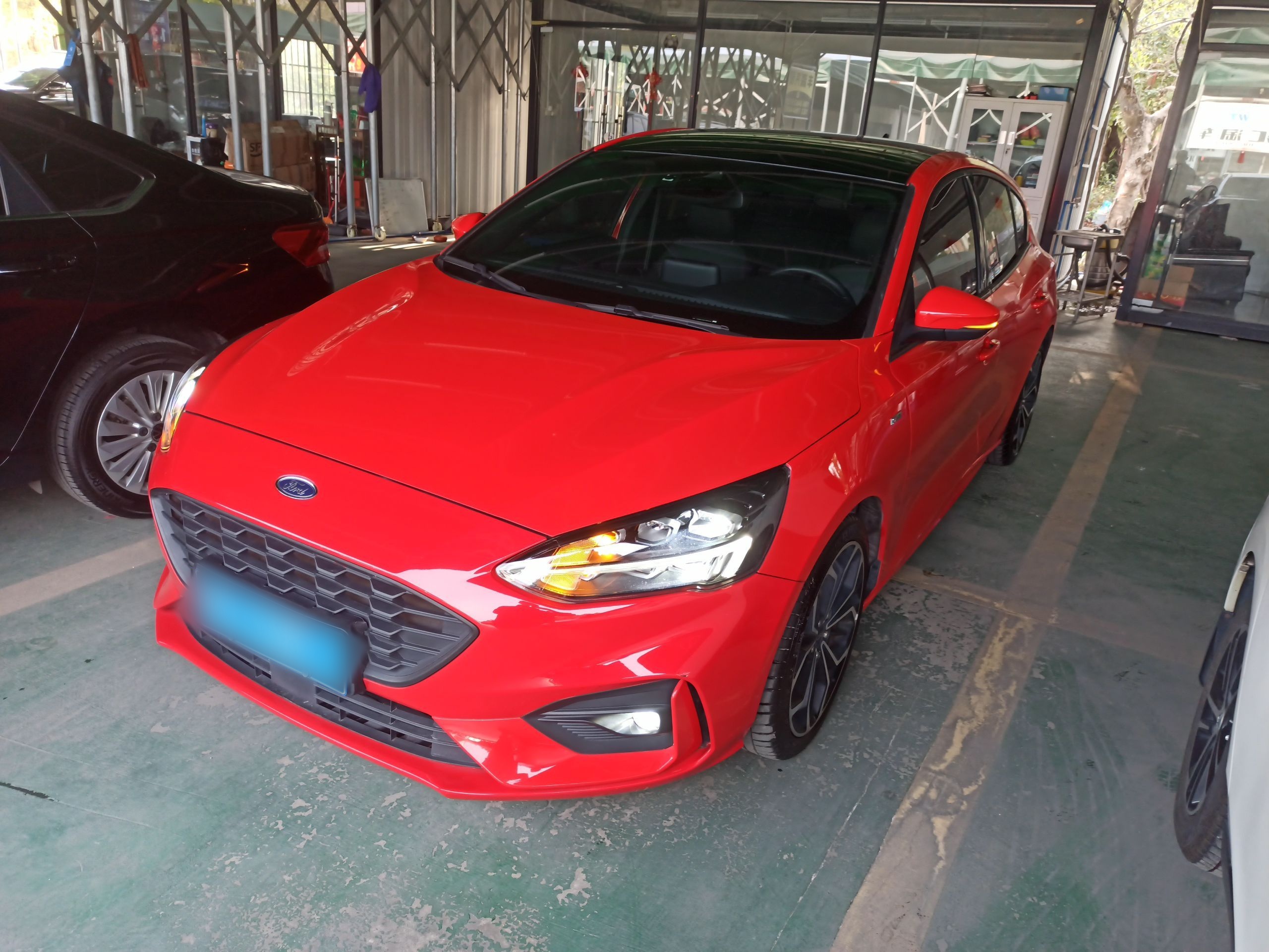 Под передней частью автомобиля