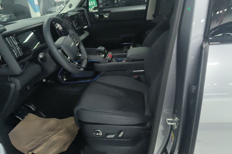 Used Formula Leopard 5 2023 Navigator Edition
