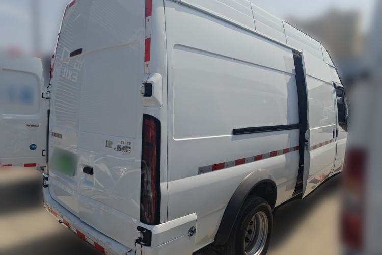 Used JMC Fushun 2023 2.0T Automatic Long-Wheelbase Mid-to-High Roof Commercial Van-Type Transport Vehicle – 2/3 Seats