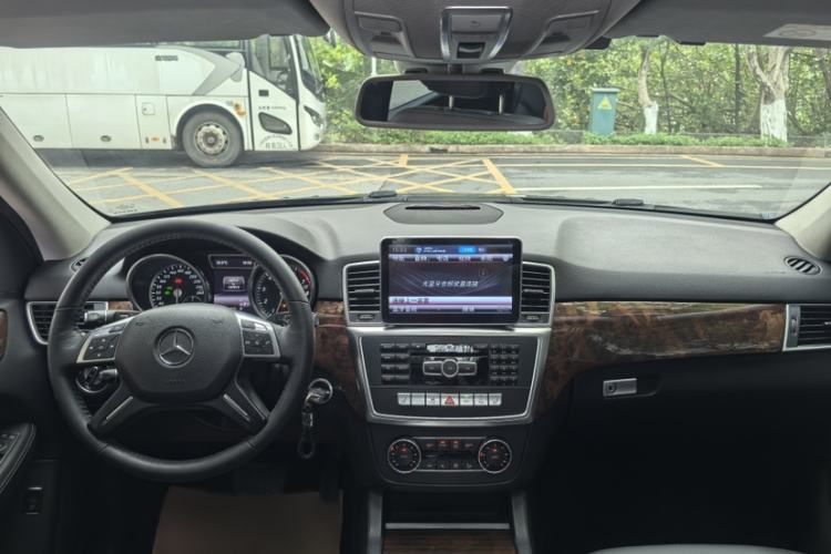 Used Mercedes-Benz M-Class 2015 ML 400 4MATIC Dynamic Model Interior 5