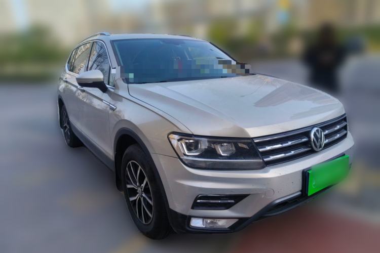 Used Volkswagen Tiguan L 2017 330TSI Automatic Two-Wheel Drive Luxury Edition Front Right 45 Deg