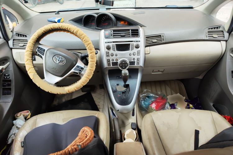 Used Toyota Verso 2011 180G CVT Luxury Edition Center Console