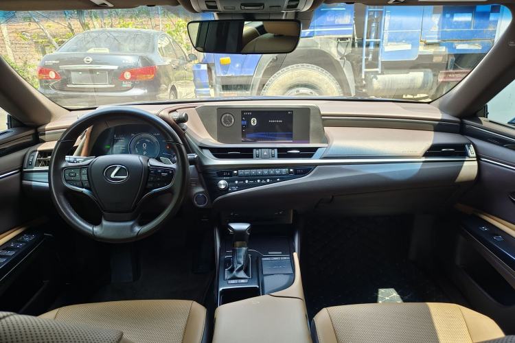 Used Lexus ES 2020 300h Premier Edition
