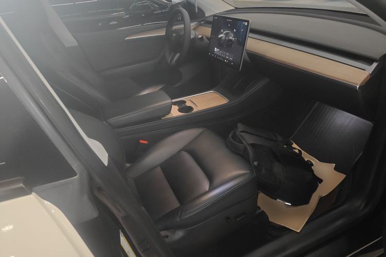 Used Tesla Model Y 2022 Long-Range All-Wheel-Drive Version